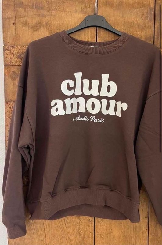 Club Amour Sweat Not Sisters